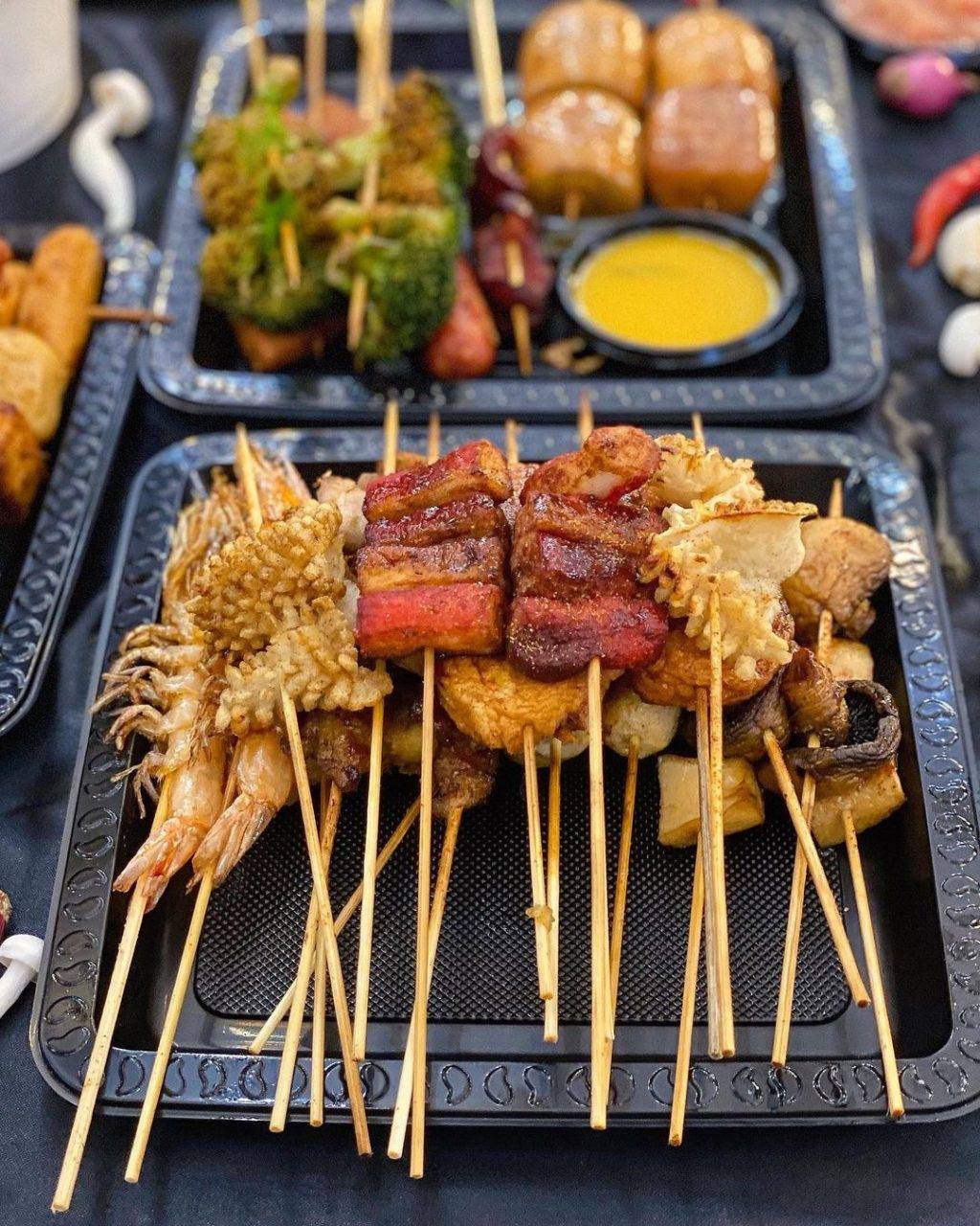 来吃大马风味碌碌咯🍢DLLM LOK LOK每支$1💰飘香炸串+秘制酱汁,营业至凌晨4点,半夜觅食去🌙