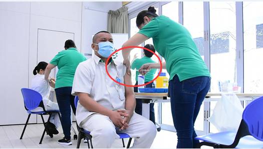 新加坡新冠疫苗接种延伸出“手套门”，自此疫苗接种无手套