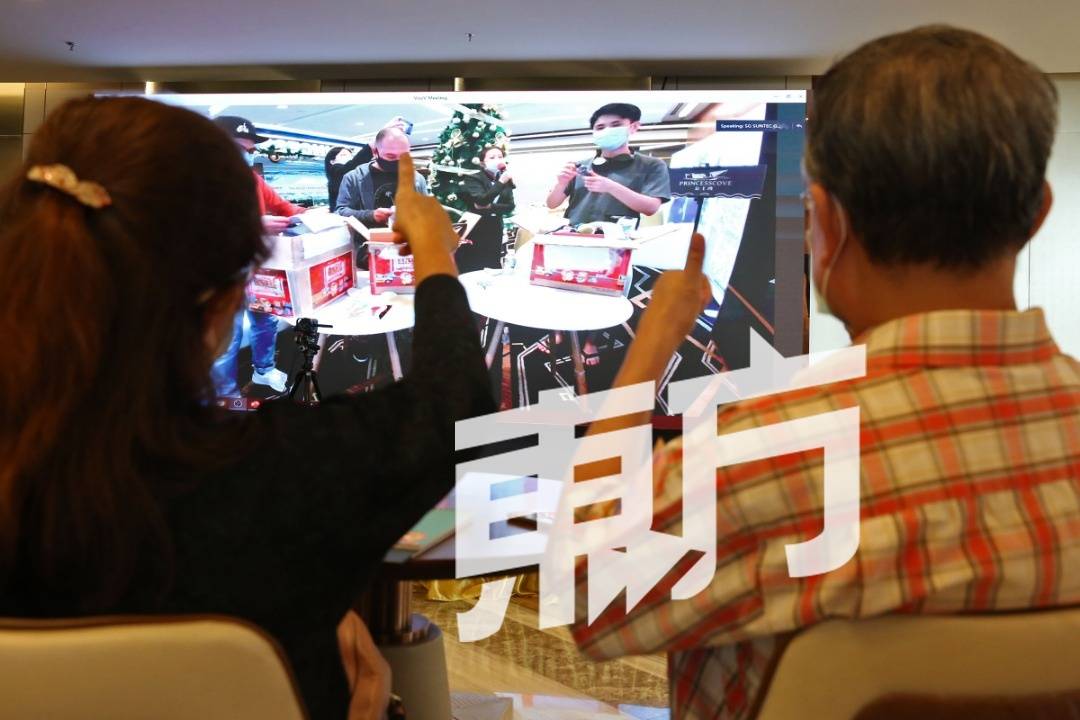 富力集团圣诞节送暖　为分隔马新两地家庭传递包裹