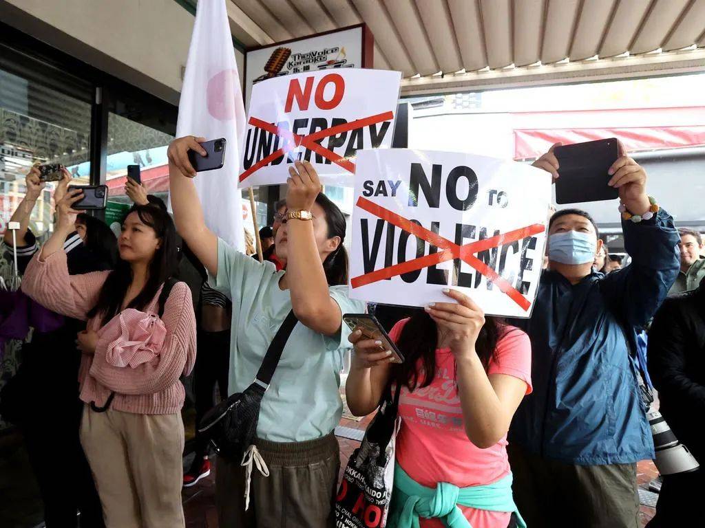 中国女留学生讨薪被掌掴、踢飞!唐人街爆发抗议游行!新加坡也有这种事吗