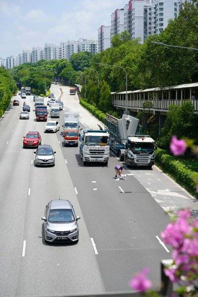 纸箱在大道拦路 好心司机停车移