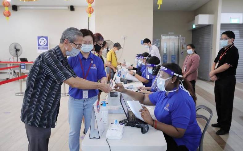 新加坡教育部将为超15万名教育机构人员接种疫苗，中国版“国际旅行健康证明”正式上线！全球边境政策放宽有望加快步伐