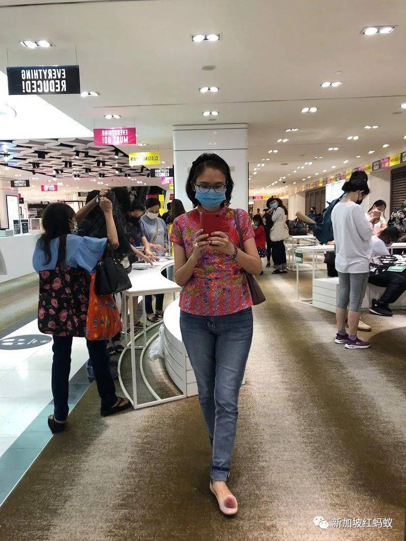 有故事的狮城百年商场　有故事的老顾客　售货员成心灵辅导师