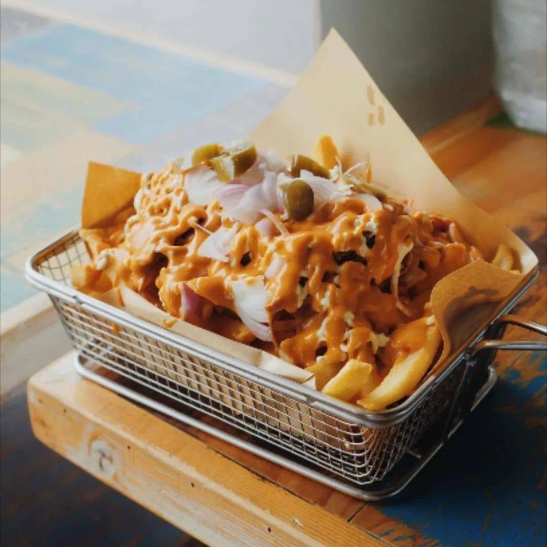 “下班后，看着狮城的炸鸡店，眼泪不争气的从嘴角流下来”