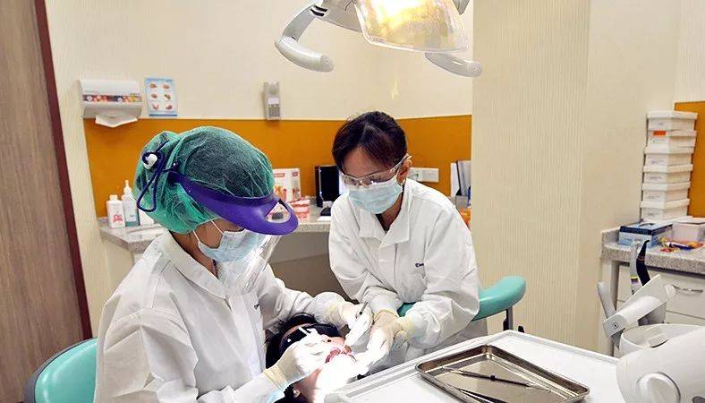 新加坡看病血泪史！新冠看病最贵花光存款，最新版住院手术费用汇总