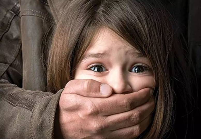 新加坡67岁巴士司机性侵继女长达20年，为何不揭发？