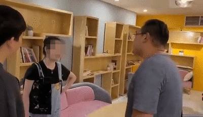 中国女留学生讨薪被掌掴、踢飞!唐人街爆发抗议游行!新加坡也有这种事吗
