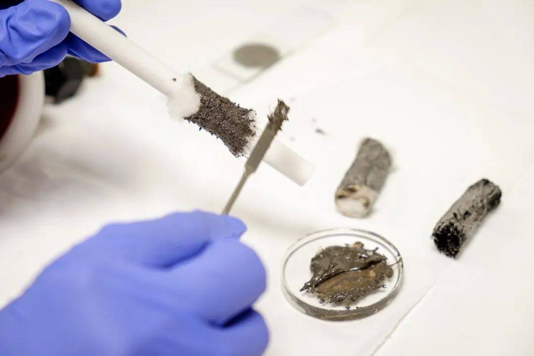 前景广阔！NTU 科学家发明能被磁场固化的新型胶水