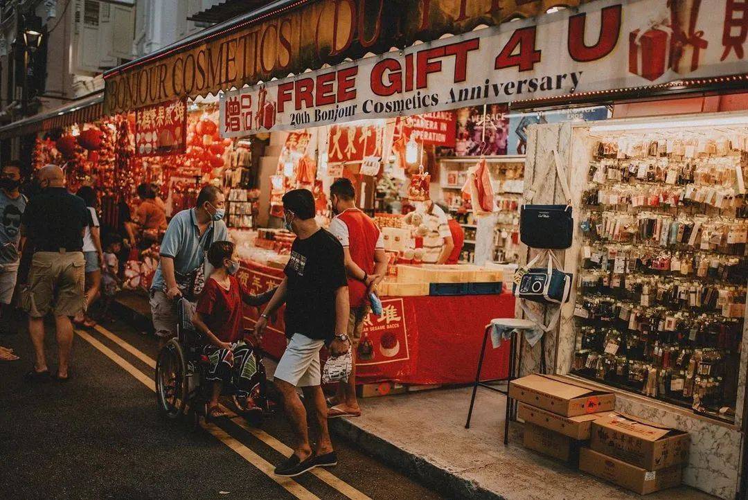 前天牛车水到处是人!新加坡严惩防疫违规,20组人在公园被罚款