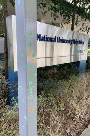 综合诊所外柱子和树叶 处处见“I’m OK”圆点贴纸