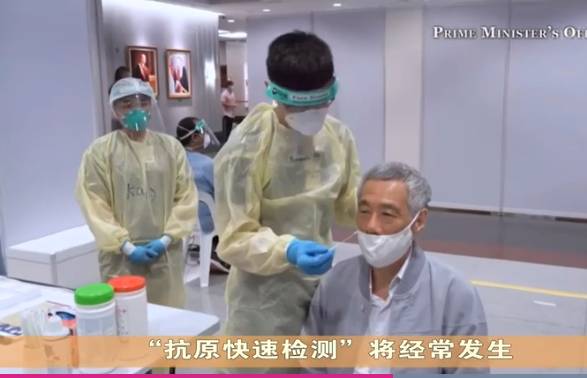 这小伙居然“捅了”新加坡总理，总理居然说“没事！不痛！”