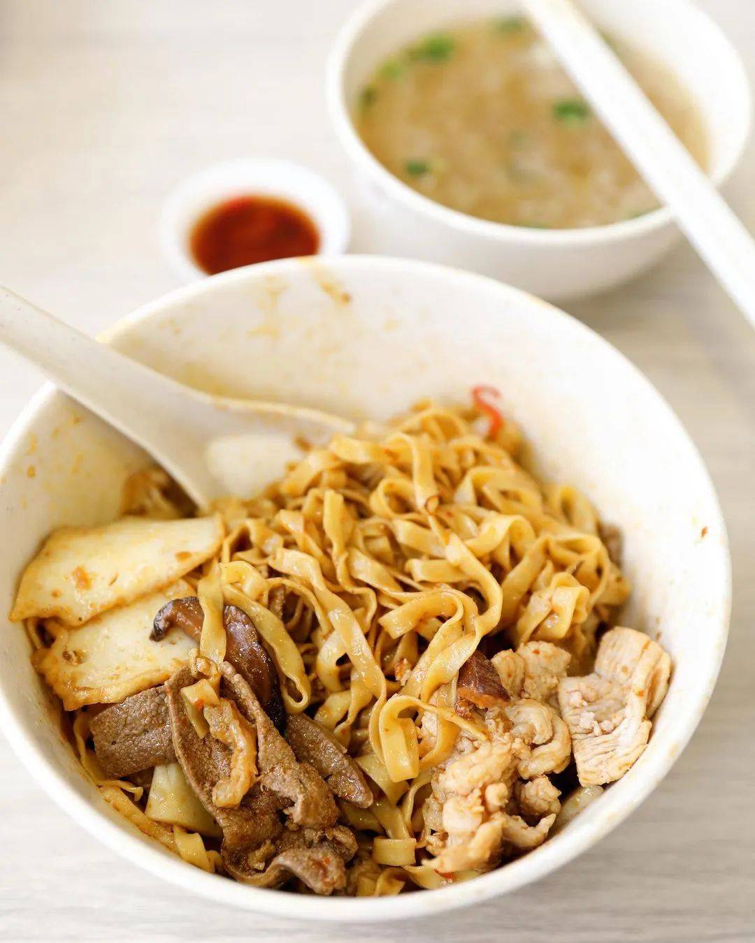 面食系列 最平价的新加坡米其林级别小贩食物，肉脞面来一碗不