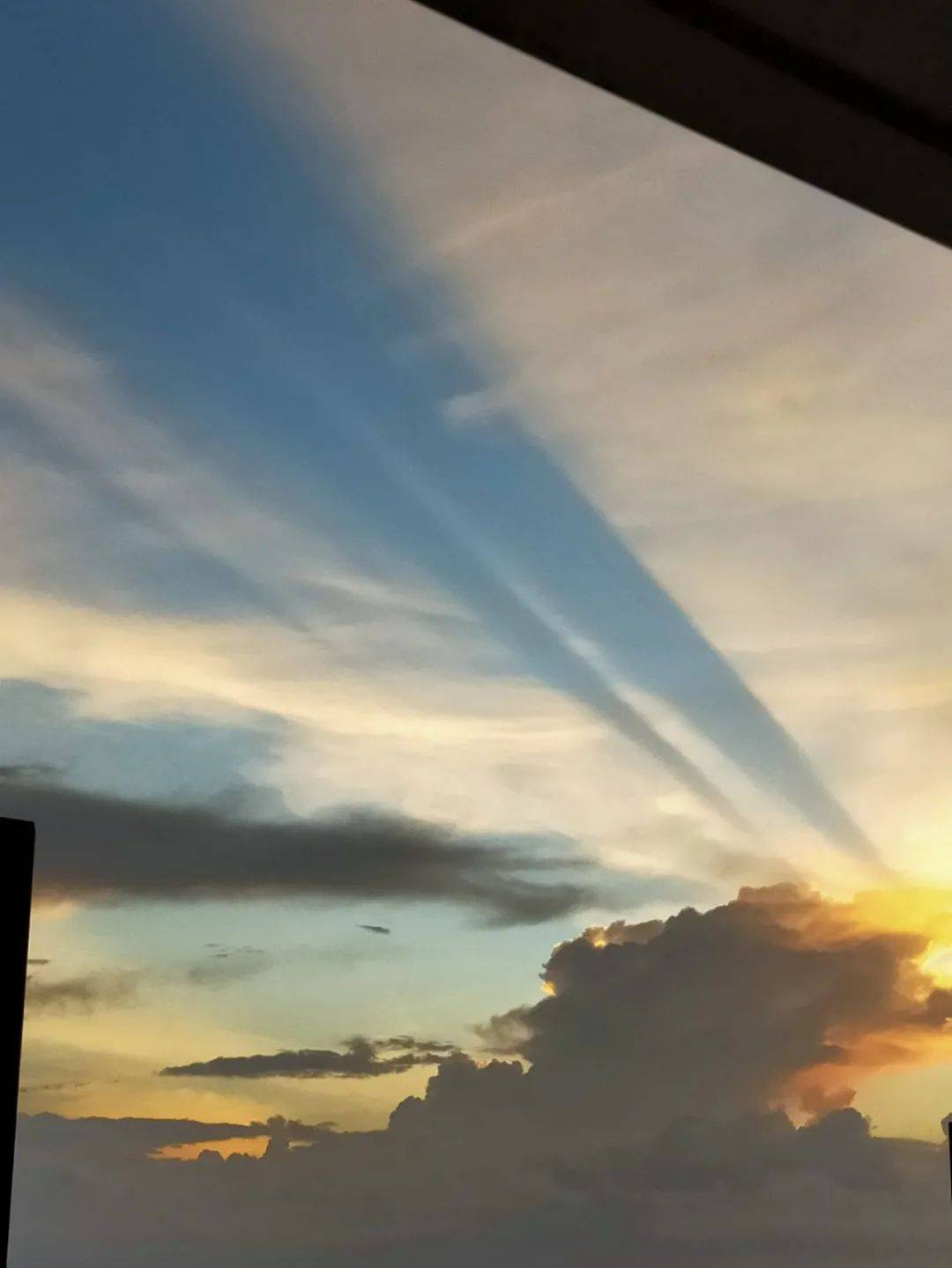 罕见！新加坡再现神奇天象，万道光芒从天空射下，50张美图刷屏