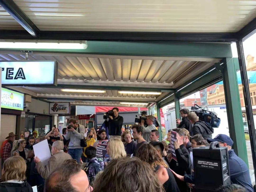 中国女留学生讨薪被掌掴、踢飞!唐人街爆发抗议游行!新加坡也有这种事吗