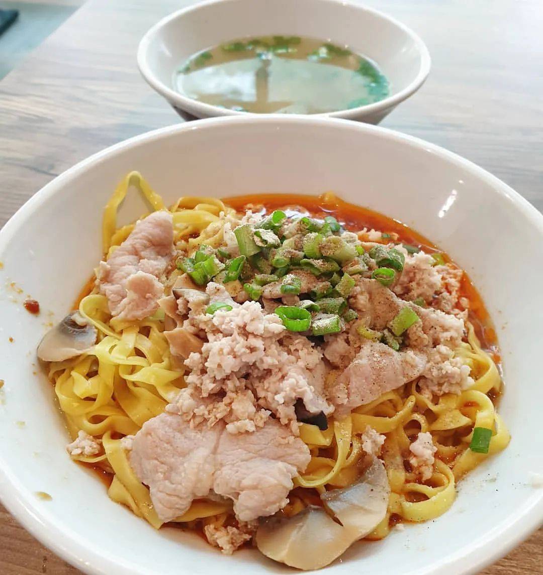 面食系列 最平价的新加坡米其林级别小贩食物，肉脞面来一碗不