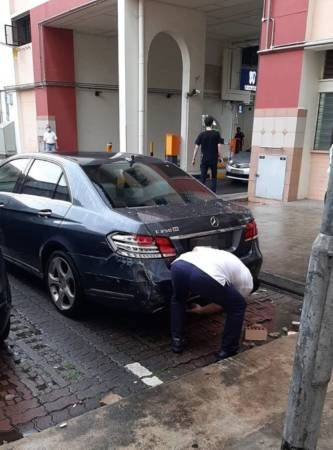 踩错油门 倒撞眼镜店 店面破大洞 马赛地只刮花