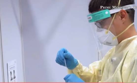 这小伙居然“捅了”新加坡总理，总理居然说“没事！不痛！”