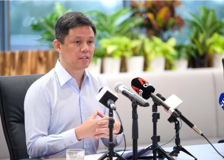 新加坡移民厅去年签发32万本护照，比往年锐减近50％