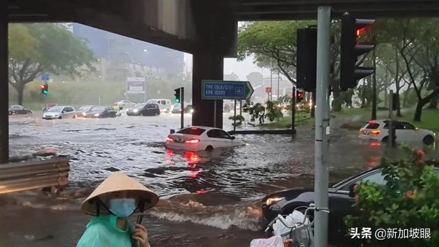 新加坡突降暴雨，全島多處淹水！多車受困，驚動民防部隊緊急救援