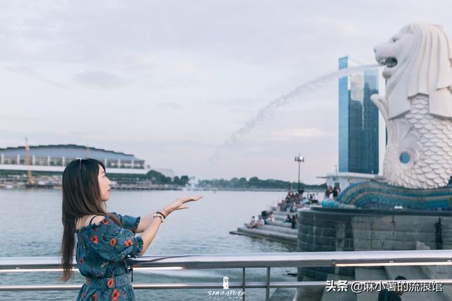 新加坡地标建筑鱼尾狮，游客都来此接发财水，是当地最热闹的地方