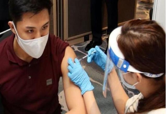 新加坡近两万人接种科兴疫苗，两人出现副作用