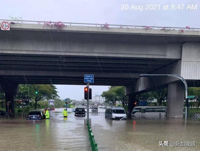 新加坡突降暴雨，全島多處淹水！多車受困，驚動民防部隊緊急救援