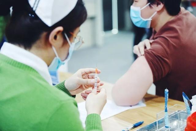 中国疫苗到底多受欢迎？新加坡现状：高价托人半夜排队接种