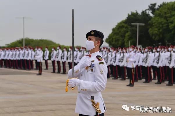 新加坡向军人们，致敬