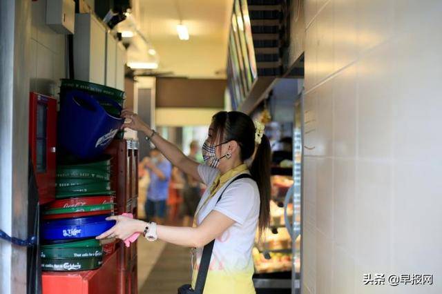 新加坡咖啡店一景：啤酒女郎 斟饮之间 不关风月