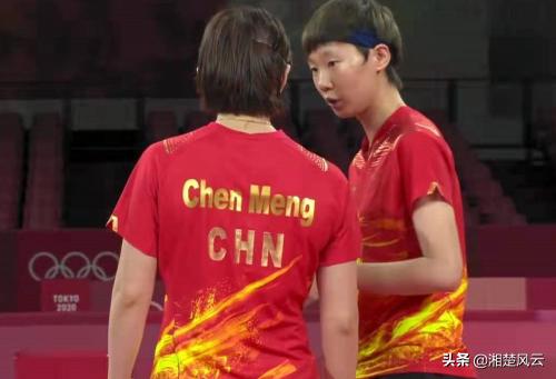 两个3-0！中国女团2-0新加坡，孙颖莎打得冯天薇无可奈何连连摇头
