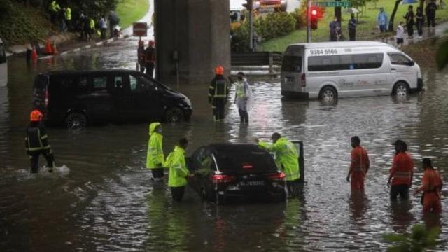 新加坡突降暴雨 民防部队紧急救援