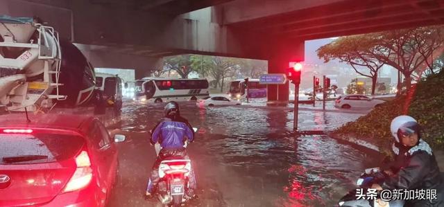 新加坡突降暴雨，全島多處淹水！多車受困，驚動民防部隊緊急救援