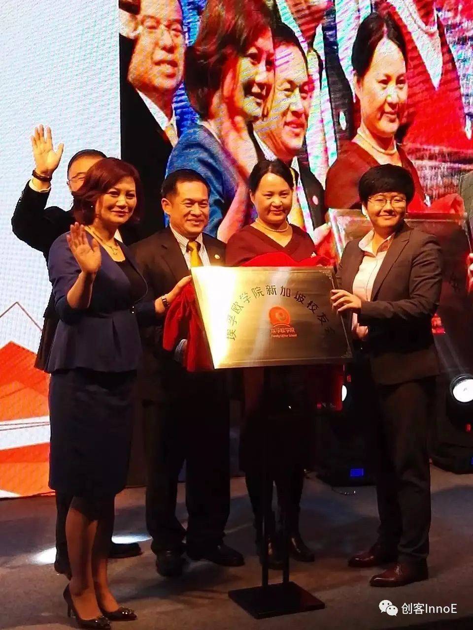 新移民的骄傲——热烈祝贺AIA第46届顶级获奖者李玲荣获新加坡年度最佳理财顾问和高端财富管理第一名