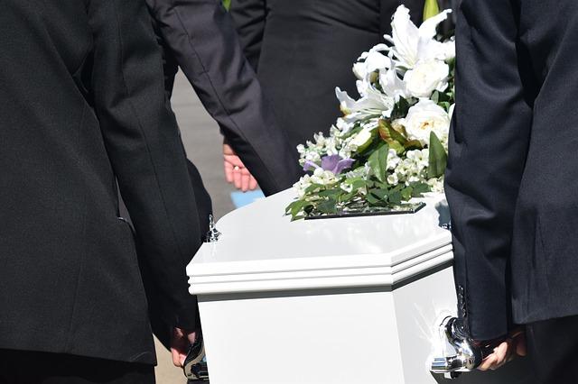 新加坡 200 人追着棺材送丧，包括非法社团成员