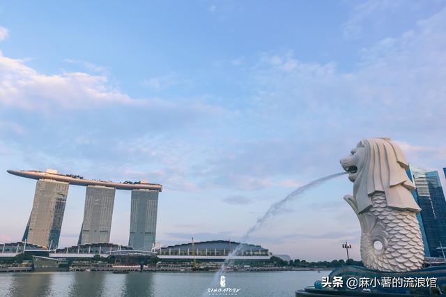 新加坡地标建筑鱼尾狮，游客都来此接发财水，是当地最热闹的地方