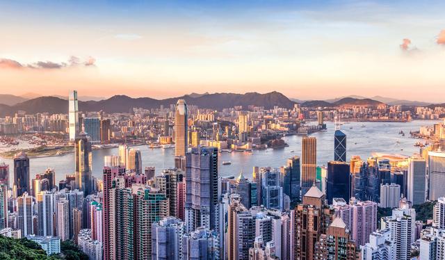 中美交锋，香港成为“第一受害城”？新加坡反而美滋滋的