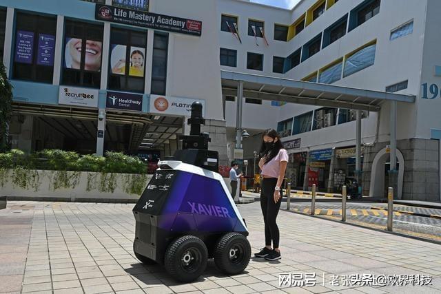 界读丨新加坡巡逻机器人亮相街头，用于维护街头秩序，高科技