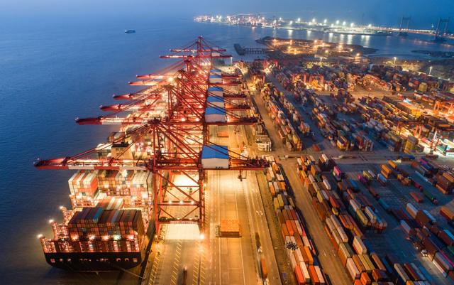 新加坡着急了？我国斥资700亿打造世界第一大港，吞吐量超越美国