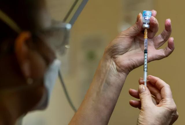 突發！下周起澳洲華人可隨意出境了，與新加坡互通免隔離，第三針加強疫苗即將開打，18歲以上都可接種