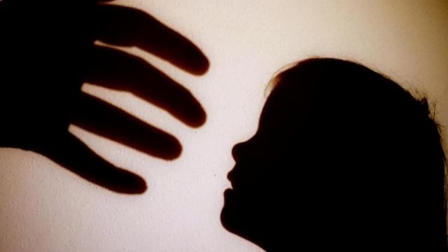 令人发指！多年强奸亲生女儿，新加坡45岁男子被判21年监禁