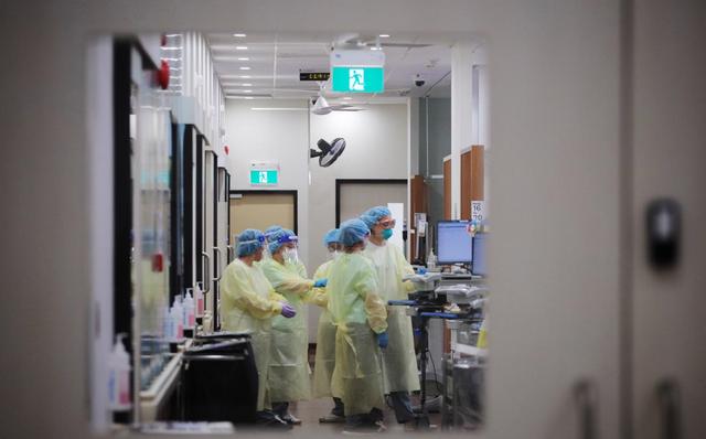 歐美躺平和病毒共存，新加坡激增9萬確診病例，中國不急著開門
