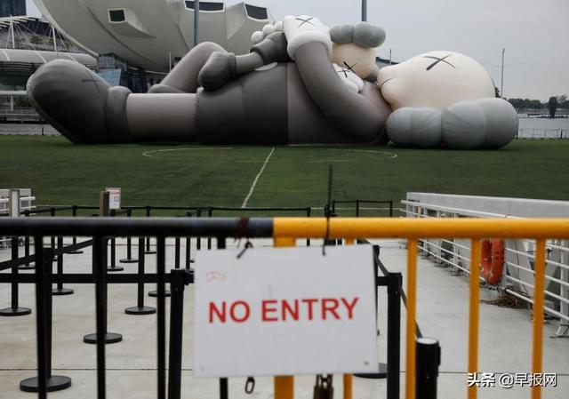 展出被禁又解禁 KAWS大型充氣雕塑新加坡站神反轉