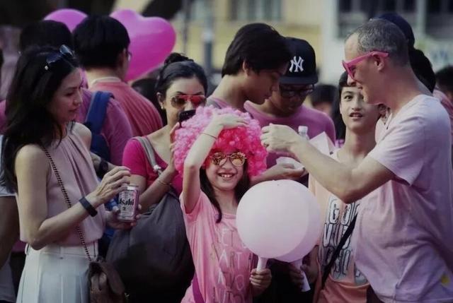 新加坡“同性戀”或將合法？一項調查瞬間湧入三萬人