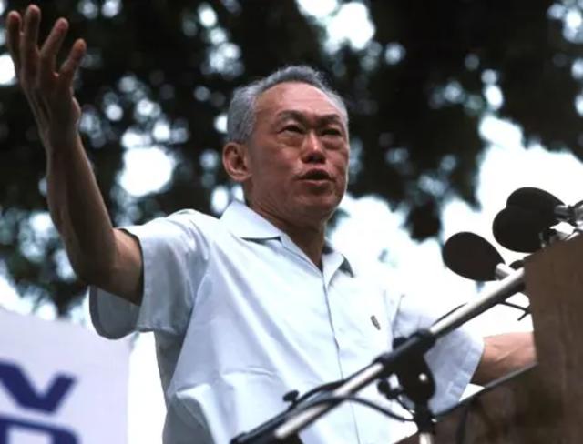 邓小平访问新加坡，会谈后沉默不语，李光耀：从没见过这样的领袖