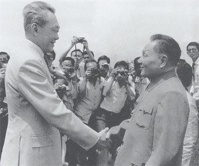 邓小平访问新加坡，会谈后沉默不语，李光耀：从未见过这样的领袖