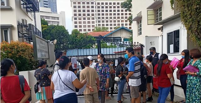 缅甸驻新加坡大使馆前，大量缅籍工人排队办理护照延期