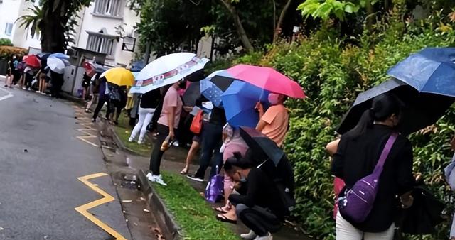 缅甸驻新加坡大使馆前，大量缅籍工人排队办理护照延期