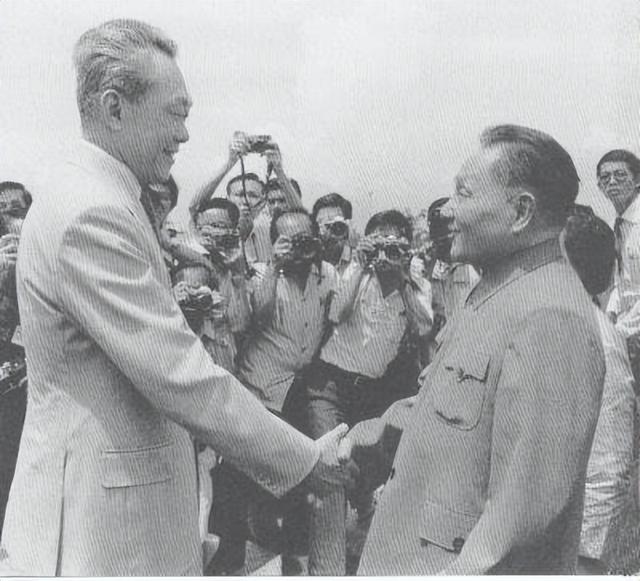 邓小平访问新加坡，会谈后沉默不语，李光耀：从没见过这样的领袖