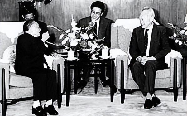 鄧小平訪問新加坡，會談後沉默不語，李光耀：從沒見過這樣的領袖