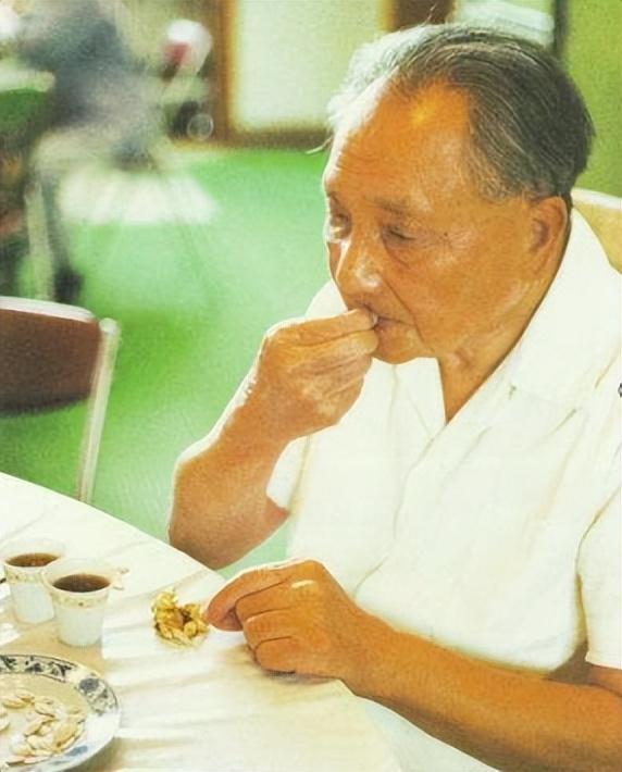 1978年邓小平访新加坡，会谈方法独特，李光耀：从未见过如此领袖
